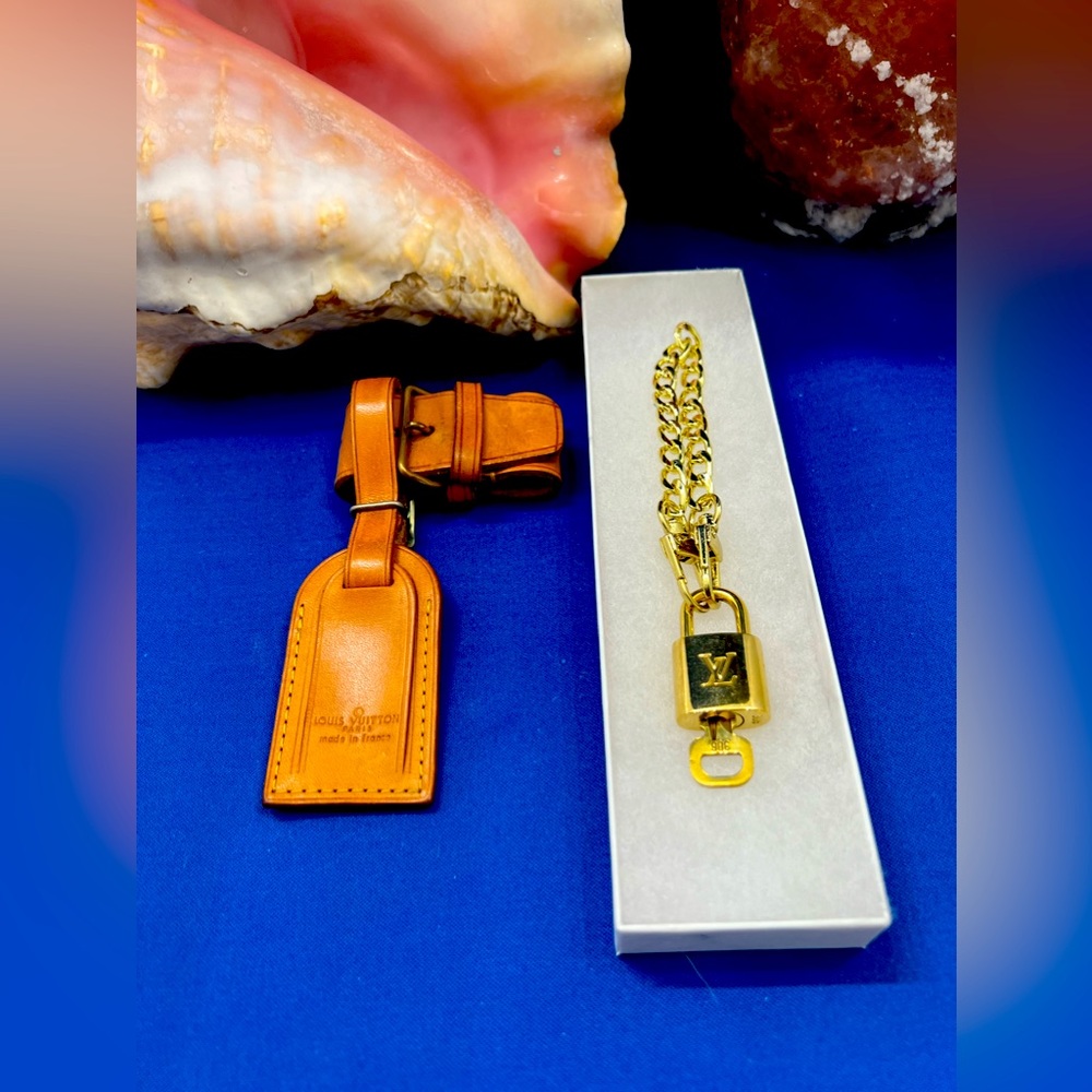 Louis Vuitton Bundle-Padlock & Key #306 Luggage Tag & Poignant-EUC